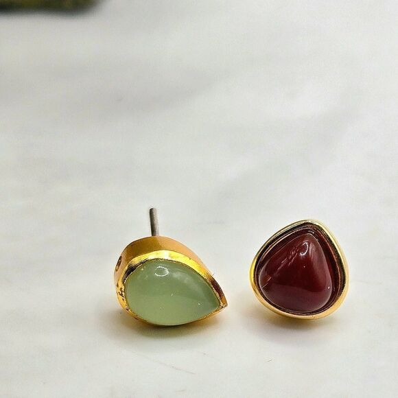 "5/$25" Mismatched Goldtone Green Jade Colored/Burgundy Teardrop Stud Earrings - Picture 4 of 6